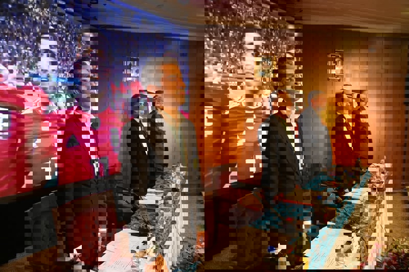 1718198