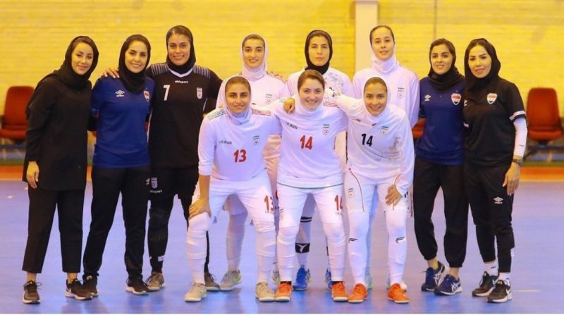 عجیب‌ترین بازی تیم زنان؛ دو تیم و یک مربی! (عکس)