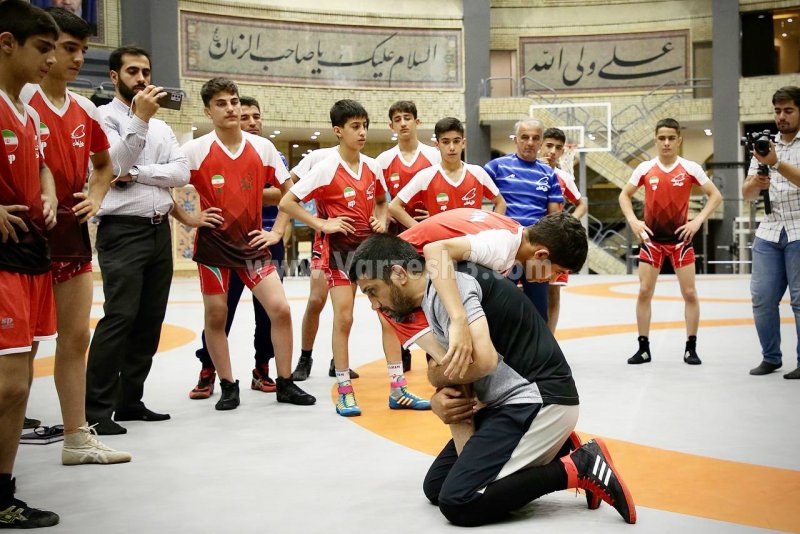 دبیر از این جمع چند حسن یزدانی می خواهد (عکس)