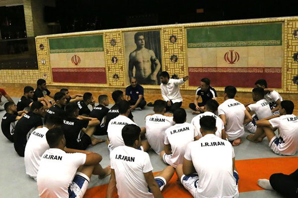 حضور دبیر در اردوی آزاد و فرنگی‌کاران نوجوان