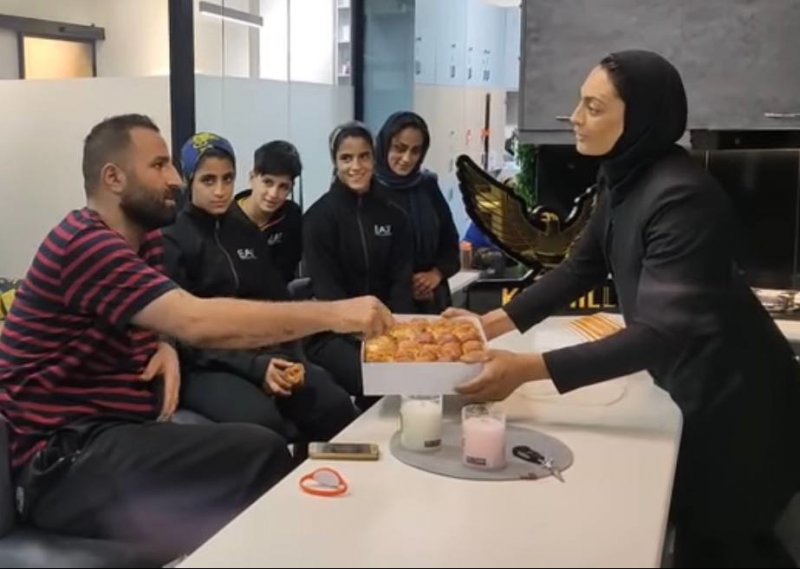 آشتىكنان ٥روز بعد از بزنبزن با خواهران منصوريان!
