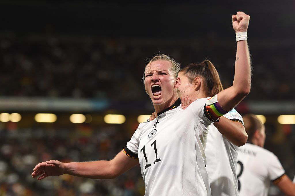 یورو2022 زنان؛ آلمان حریف انگلیس در فینال/ ستاره زنان آلمان روی دست پلاتینی بلند شد!