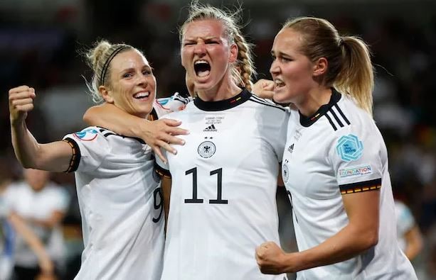 ستاره زنان آلمان روی دست پلاتینی بلند شد!
