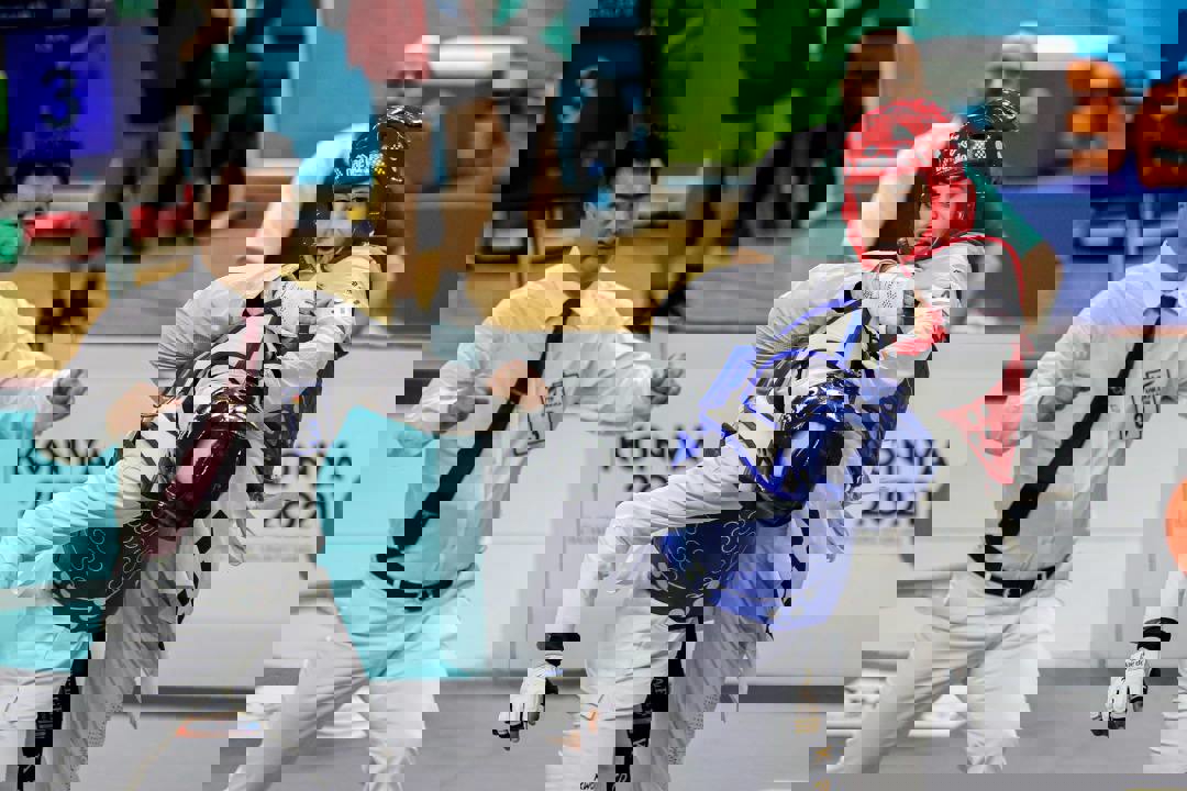 1733571