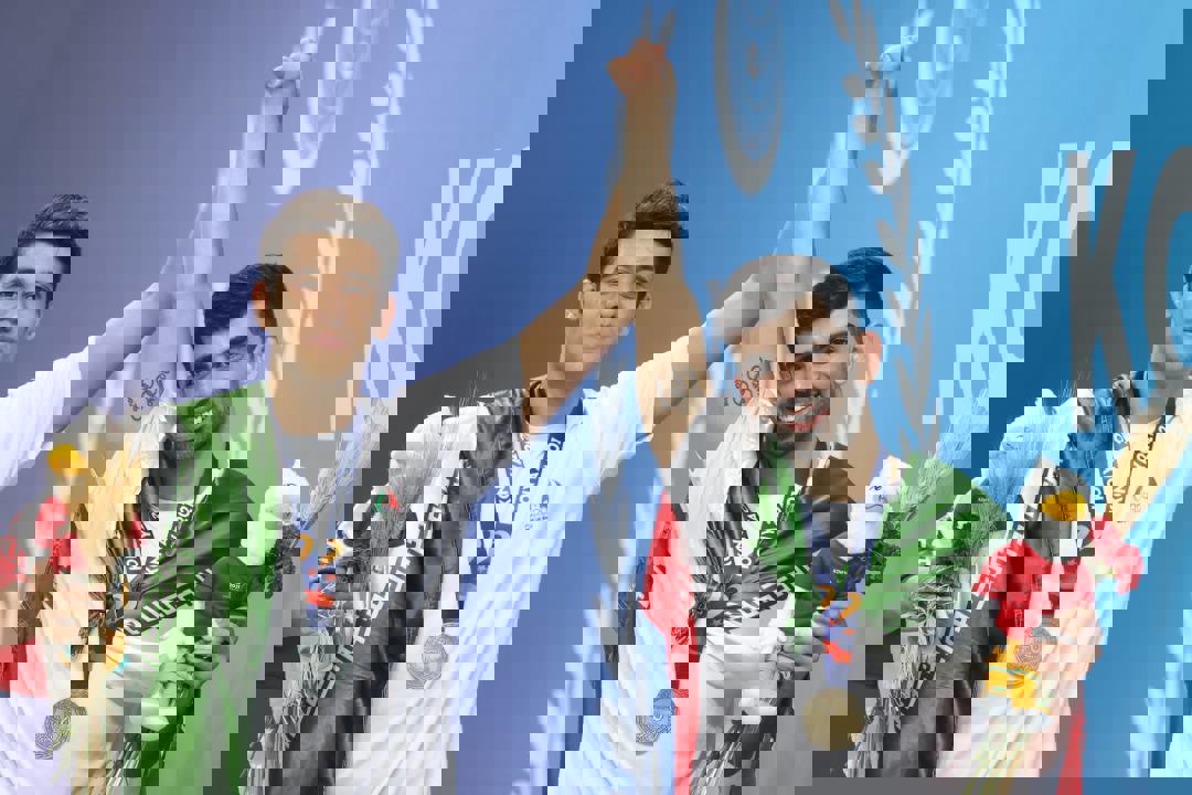1733718