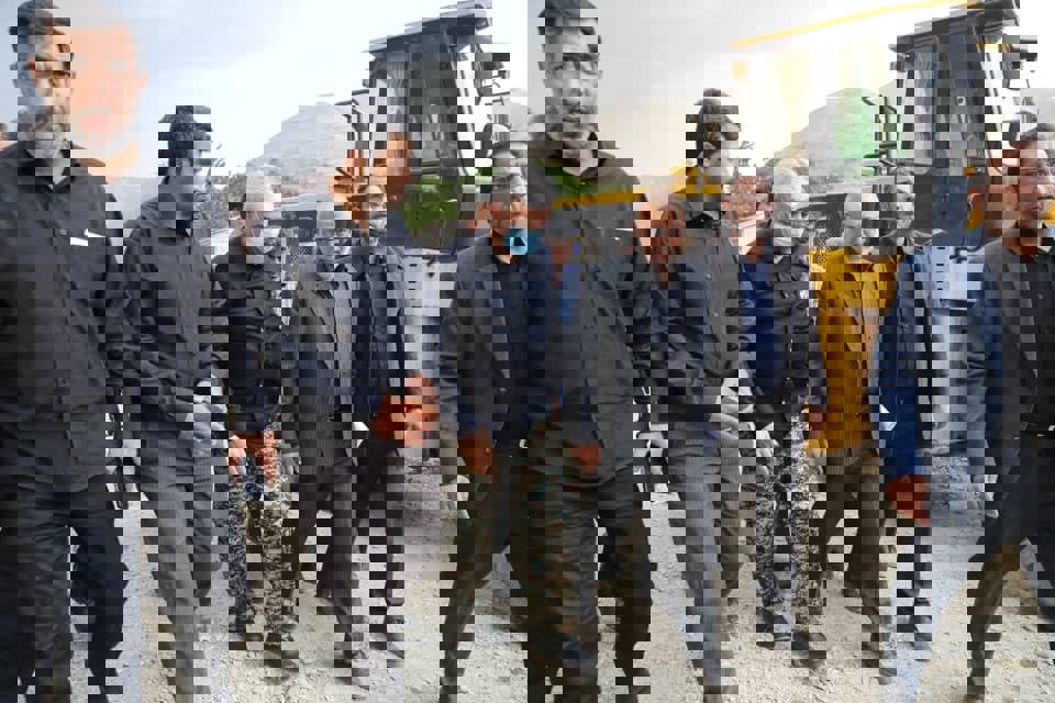 1733915