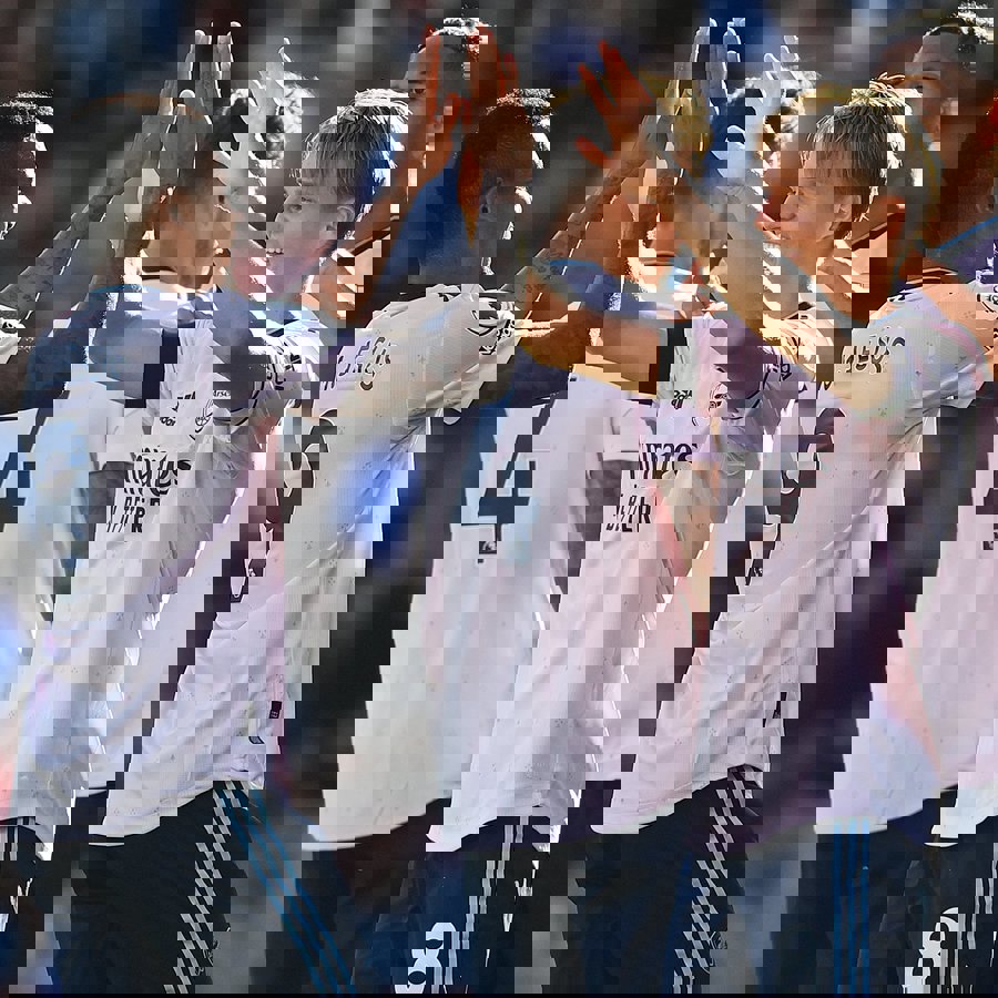 1737121