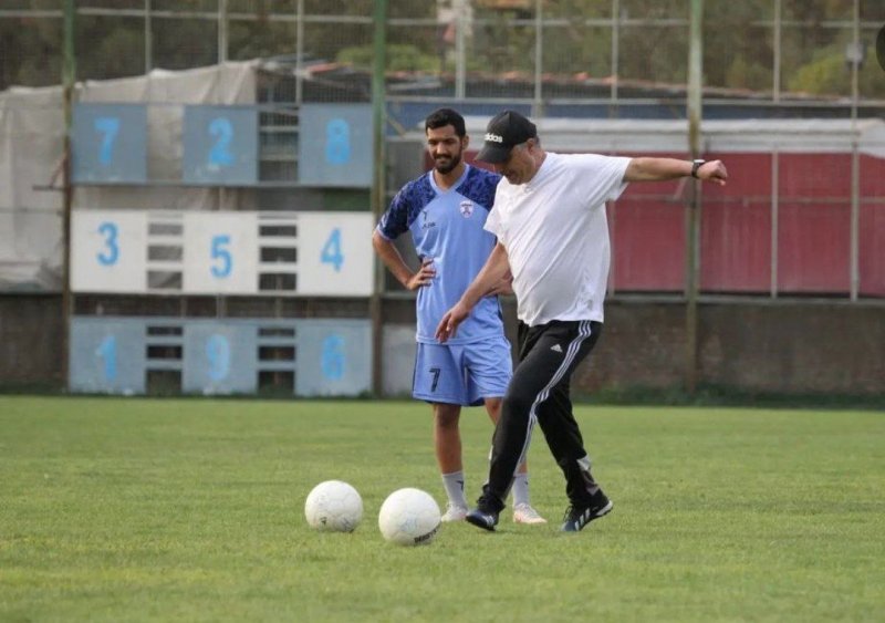 درس شوت‌زنی ساکت الهامی به مهاجم هوادار (عکس)