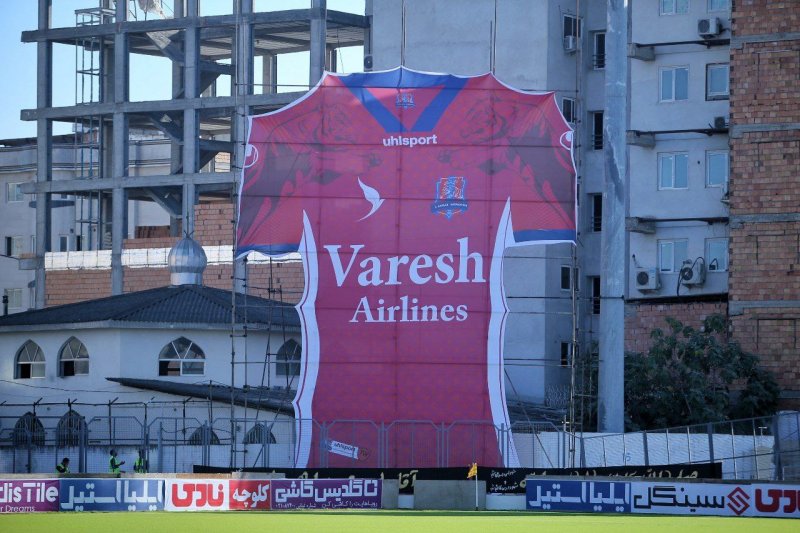پیراهنی به بلندای یک ساختمان در استادیوم وطنی