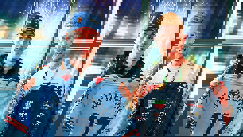 1739529