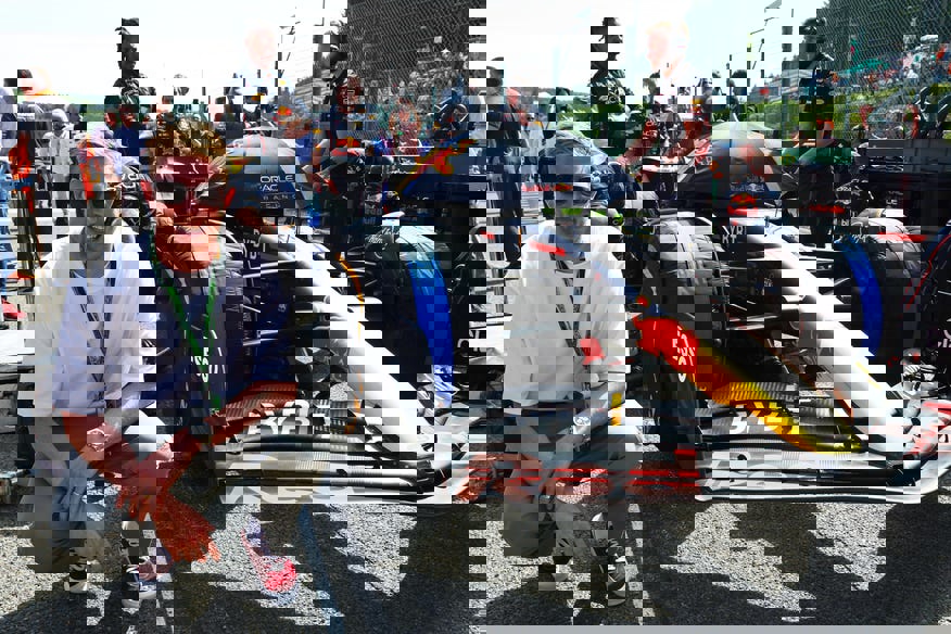 1739528