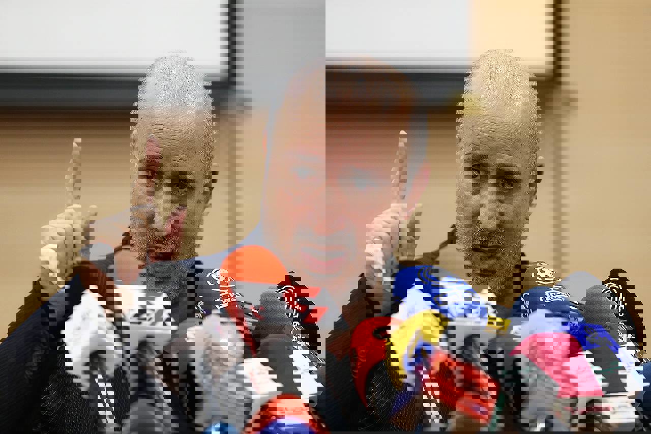 1743276