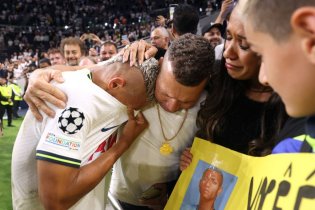گریه کردن در آغوش پدرش پس از دو بازی در لیگ قهرمانان اروپا (تصویر)