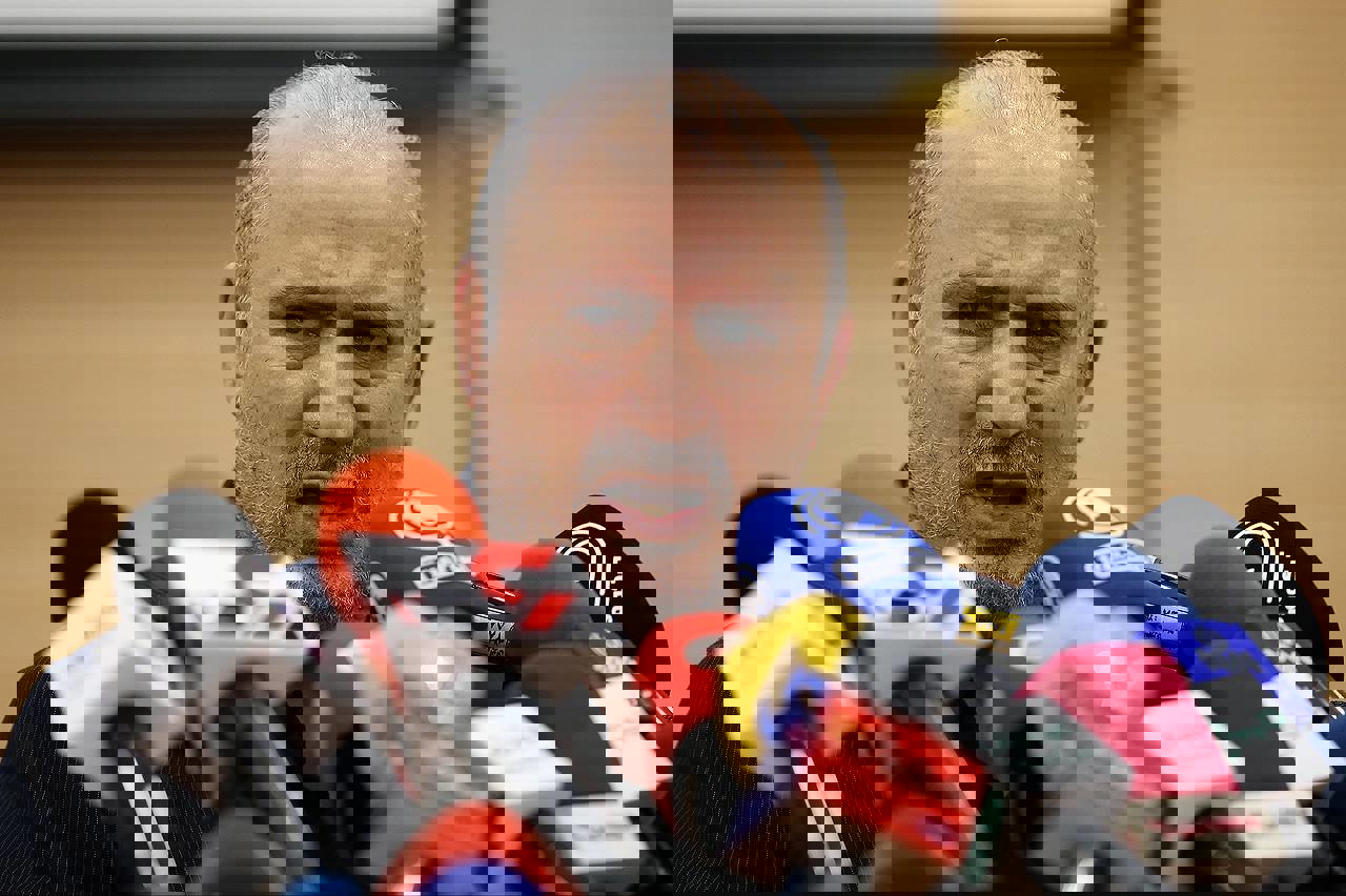 1743275