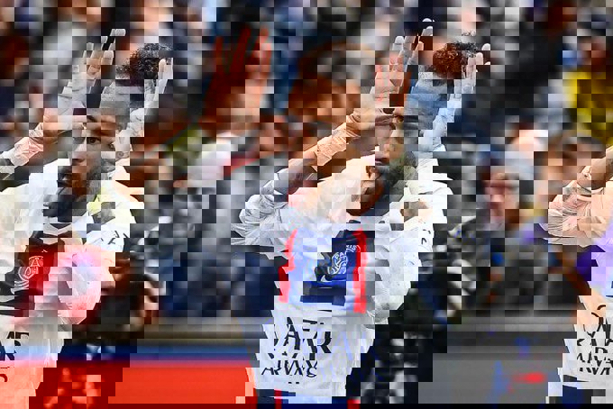 1743796