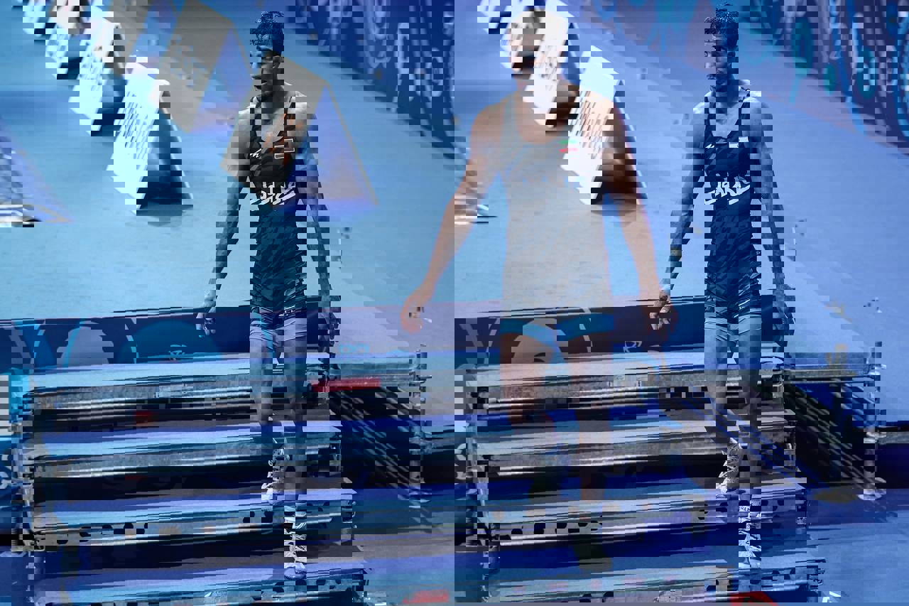 1743976