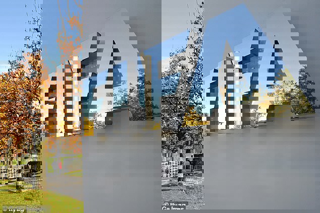 1744613