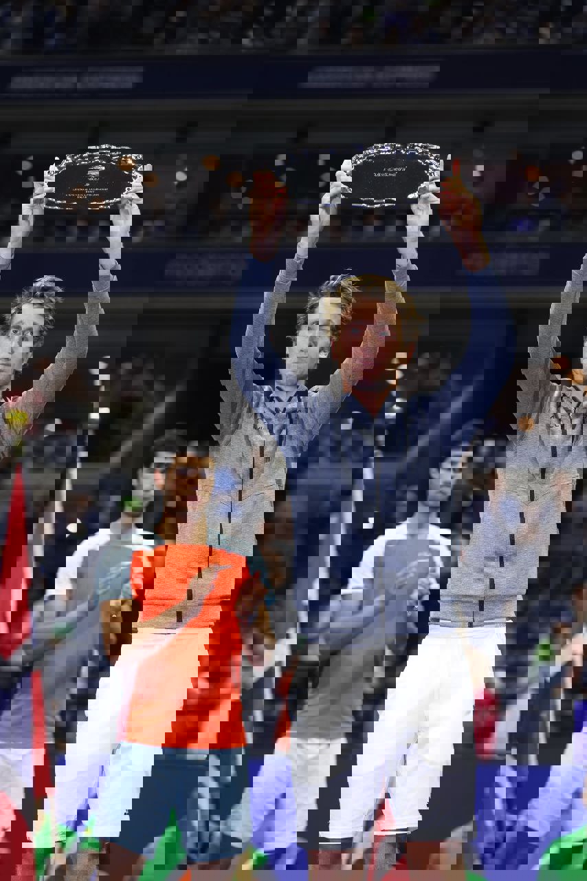 1744319