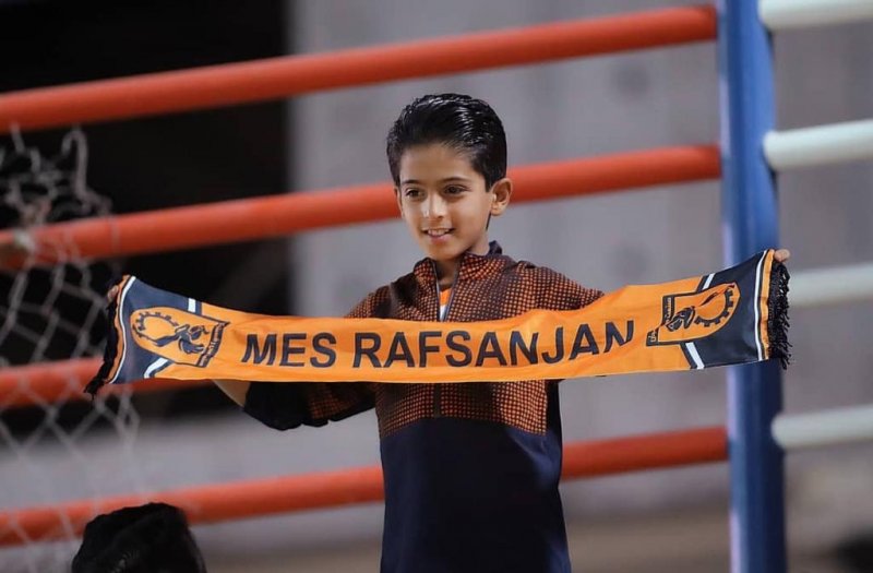 هواداران در رفسنجان ریشه میزنند(عکس)