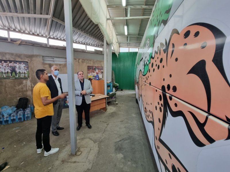 اتوبوس تیمملی از پارکینگ بیرون میآید!(عکس)