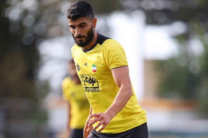 مدافع سپاهان، زندانی آزاد کرد(عکس)