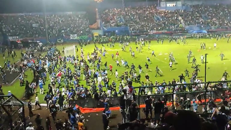 فاجعه در فوتبال اندونزی؛ 174 کشته در ورزشگاه!