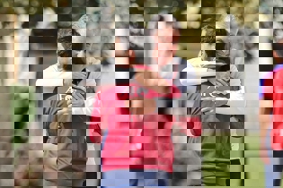 دیدار شاگرد و استاد؛ خسرو در آغوش کی‌روش (عکس)