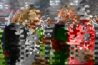 خواستگاری دراماتیک در زمین فوتبال(عکس)