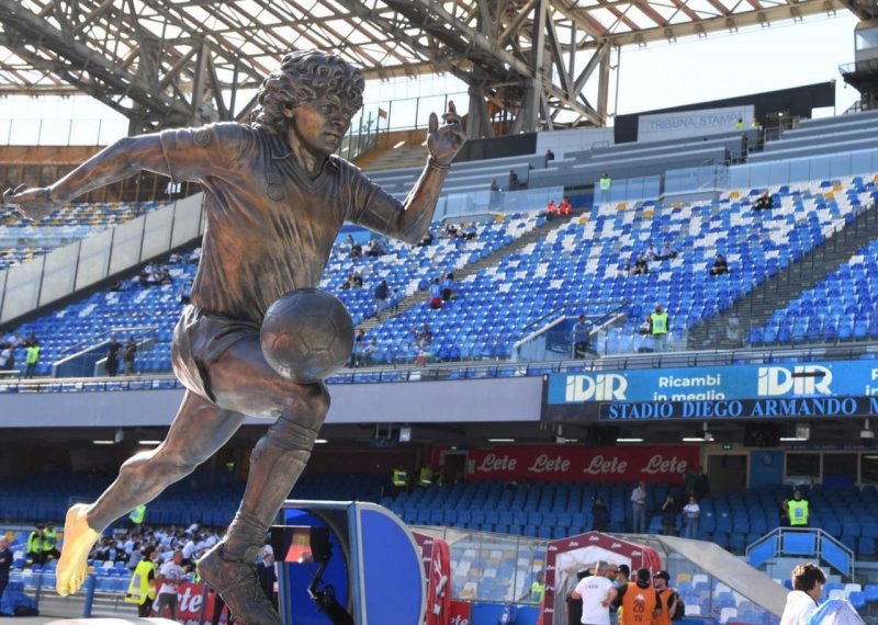 مجسمه جدید مارادونا در ناپل با یک پای طلایی