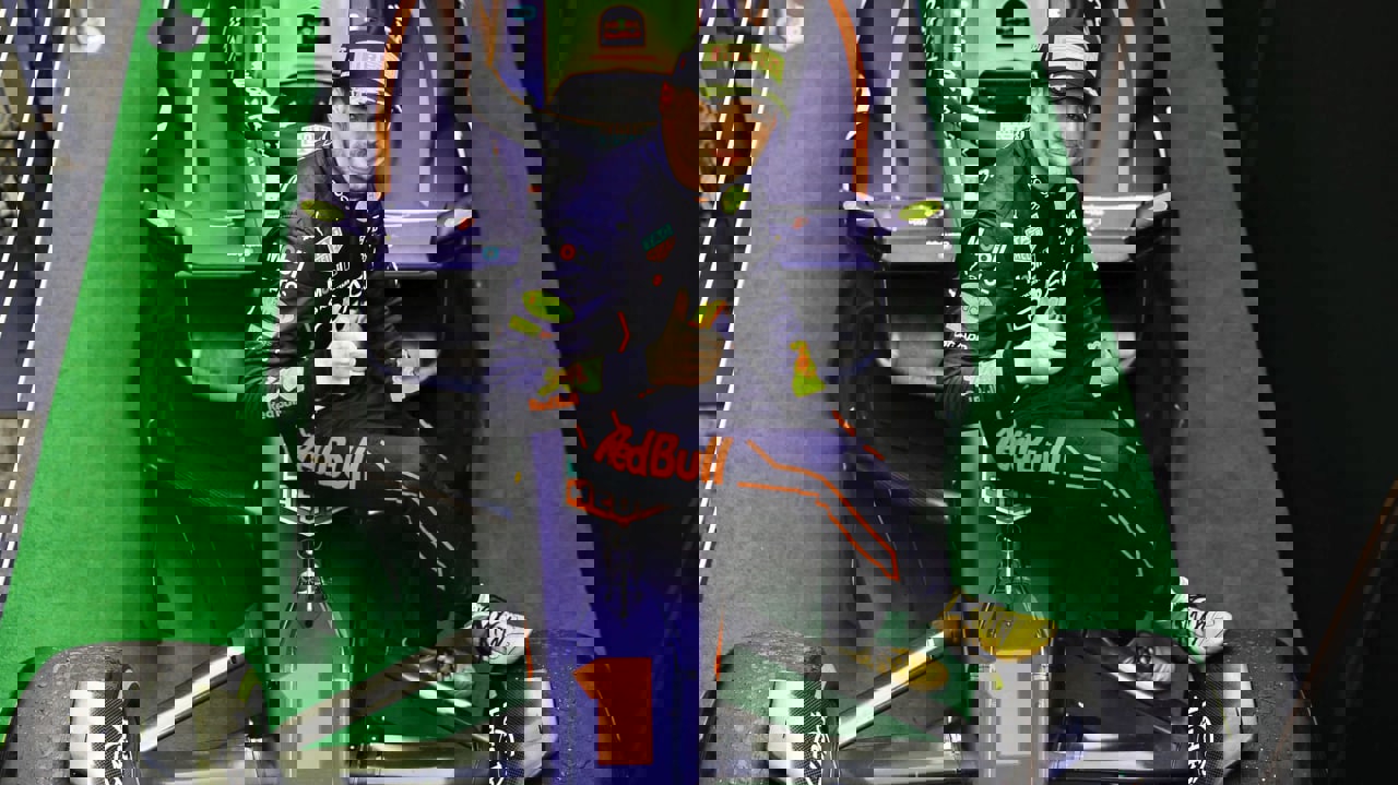 1758698