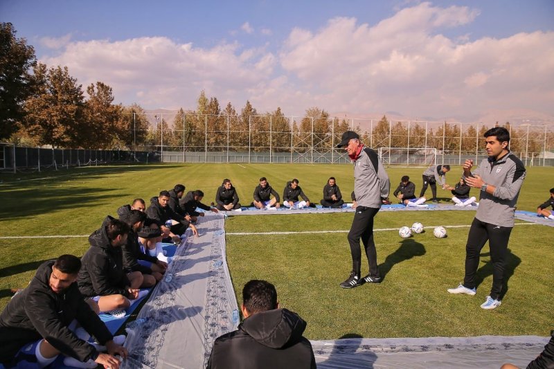 پیکنیک بازیکنان تیم ملی وسط زمین چمن (عکس)