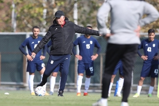 سرمربی پس از کسالت پر قدرت برگشت / کلاس کی‌روش در تمرین: اینطوری شوت بزنید بچه‌ها (عکس)