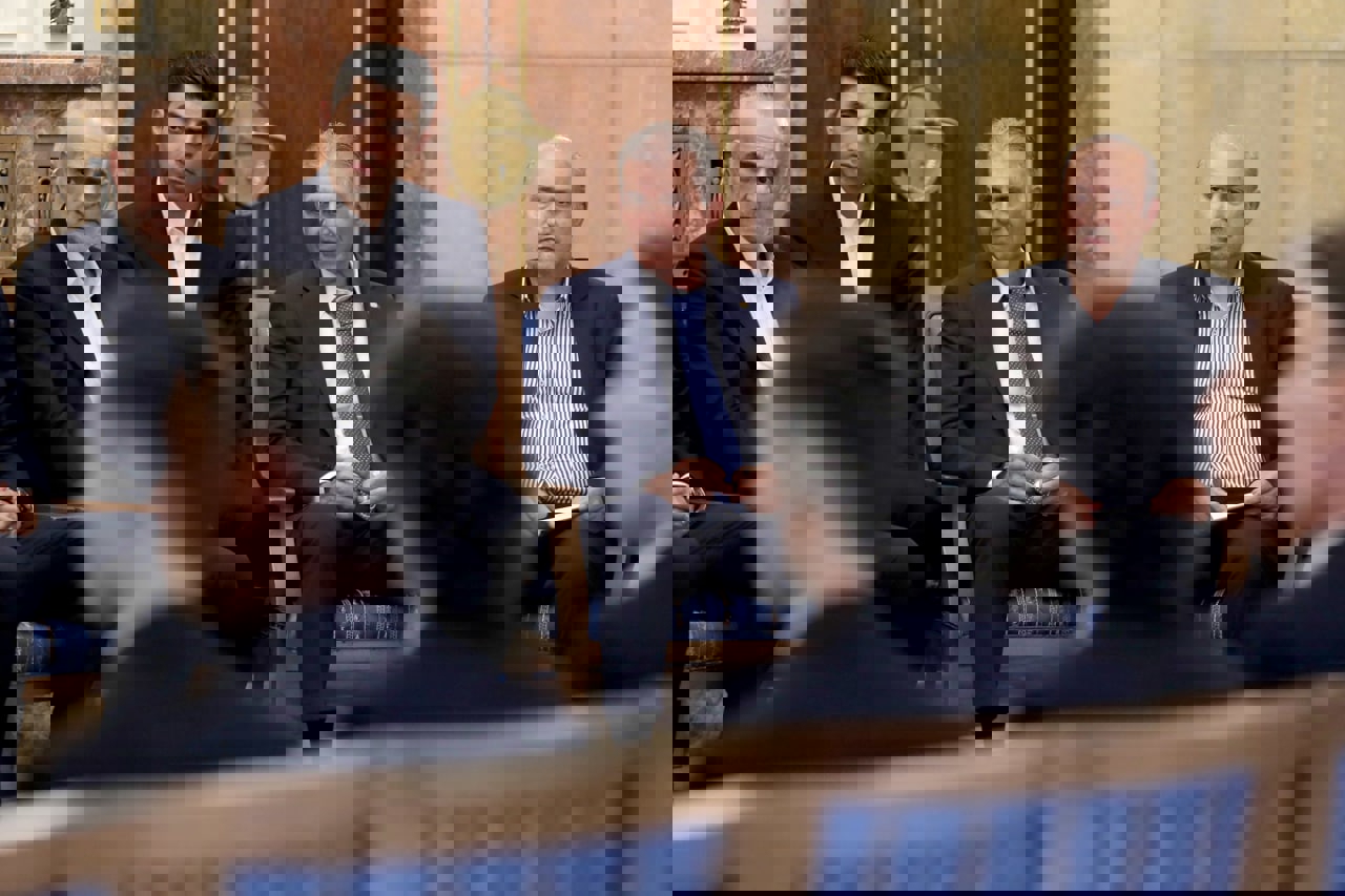 1763172