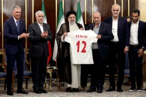 اهدای پیراهن شماره 12 تیم ملی به رئیس جمهوری