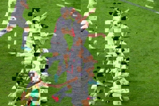 مسابقه پرش ارتفاع به سمت هوادار / قهرمان این رشته تیم ملی کیست؟(عکس)