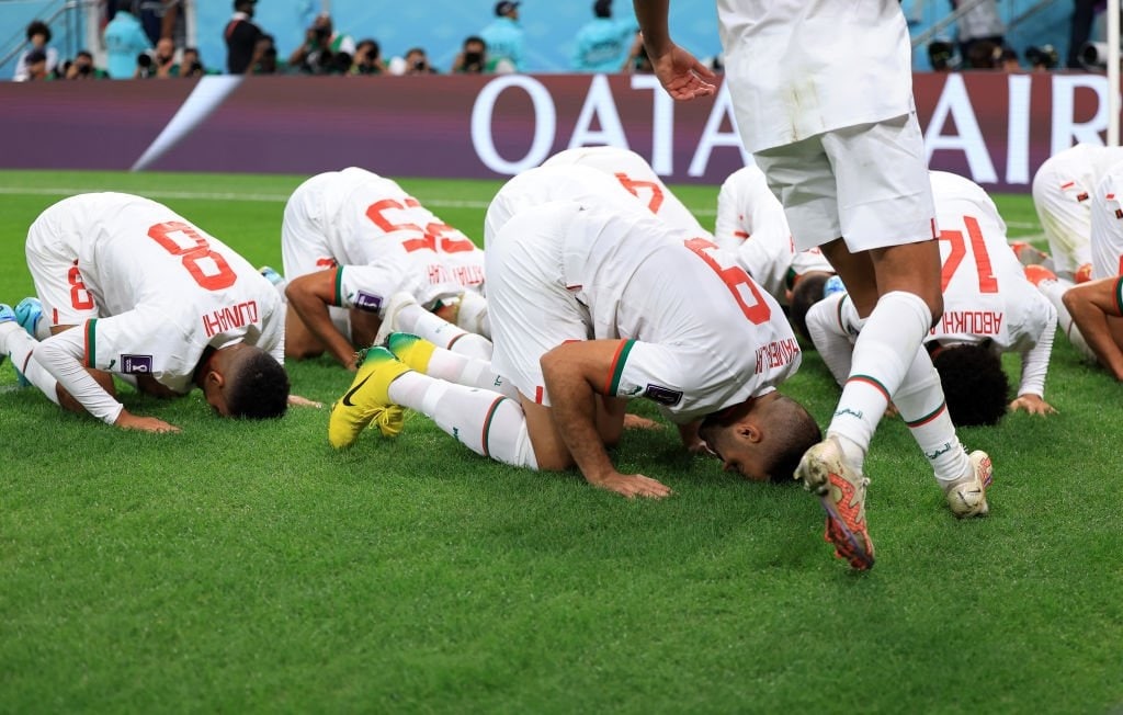 سجده شکر بازیکنان مراکش بعد از برد بلژیک