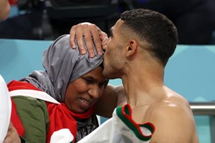 بوسه اشرف حکیمی بر سر مادر خود پس از پیروزی مراکش برابر بلژیک، توجه...