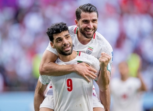 با دو گل از مهدی طارمی و یک گل از پورعلی گنجی / پیش‌بینی مسافر زمان: منتظر پیروزی بزرگ ایران باشید