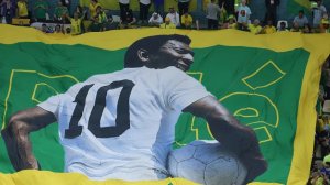 سه قلب روی پیراهن برزیل برای جاودان شدن پله