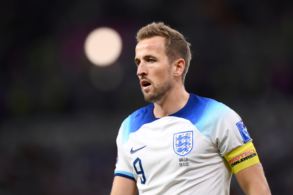 کاپیتان انگلیس در دو بازی مرحله گروهی مقابل ایران و آمریکا با بازوبندی به میدان رفت