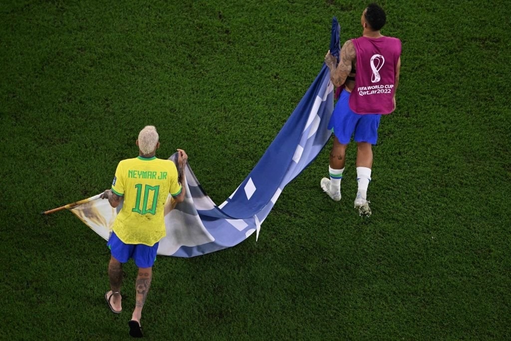 اقدام زیبا و تحسین‌برانگیز بازیکنان برزیل برای پله
