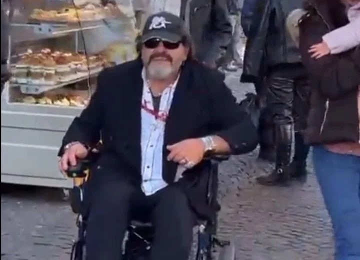 روی صندلی چرخدار: مارادونا در ناپولی ظاهر شد
