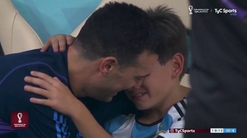 شادی رمانتیک پدر-پسری در جنجالی‌ترین بازی جام