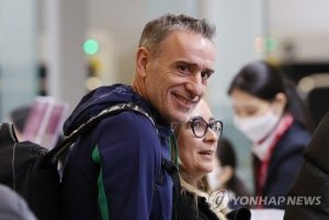 اشک‌های بنتو در لحظه خروج از فرودگاه کره (عکس)