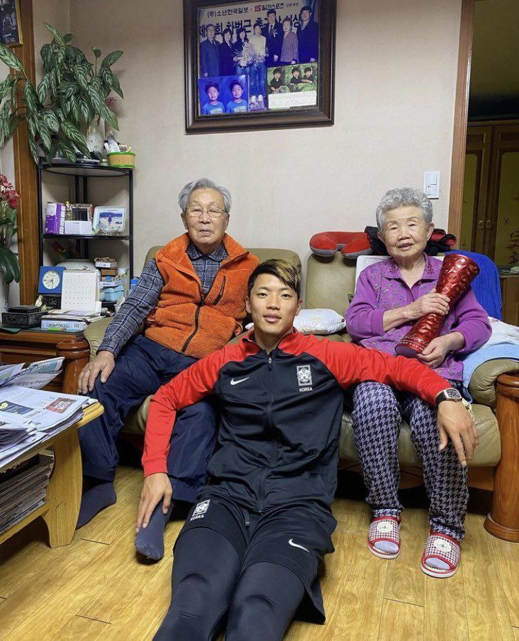 عکس | جایزه ویژه جام جهانی به پدربزرگ و مادربزرگ کره‌ای رسید!