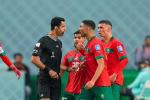 نماینده قطر مورد حمله بازیکنان مراکش (عکس)