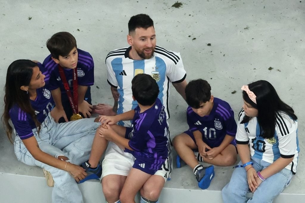 تصویری از مسی در کنار خانواده اش در جشن قهرمانی جام 2022 قطر