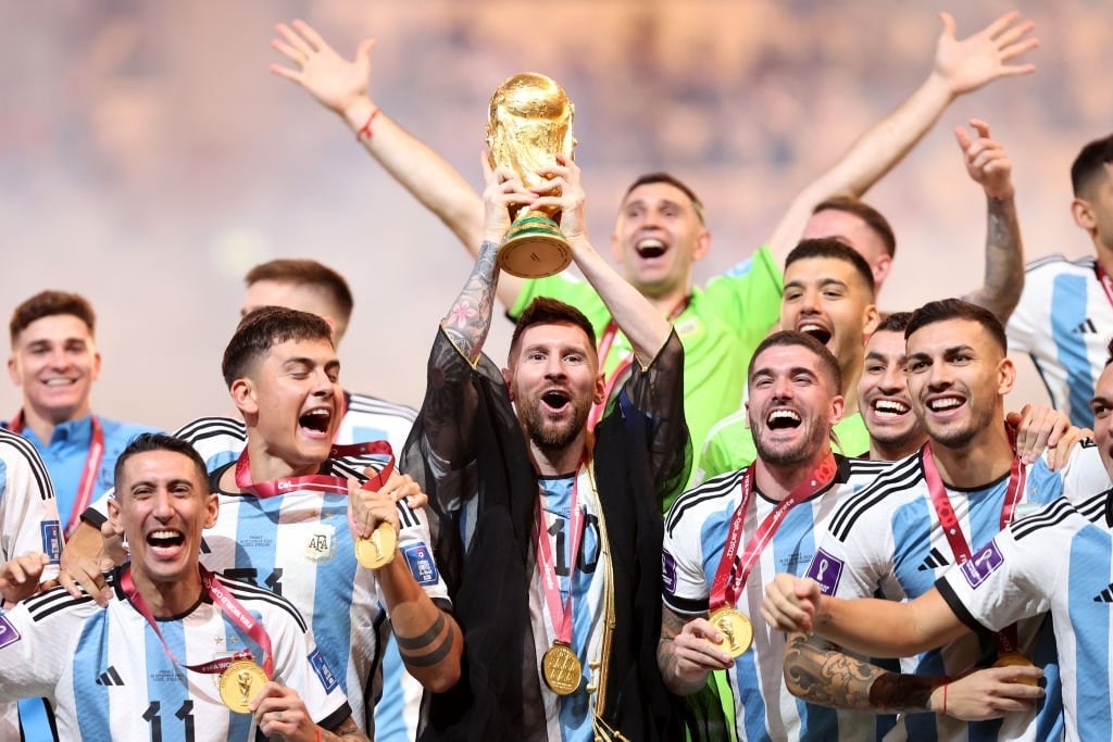 لیونل مسی با عبای عربی جام قهرمانی 2022 قطر را بالا برد + عکس