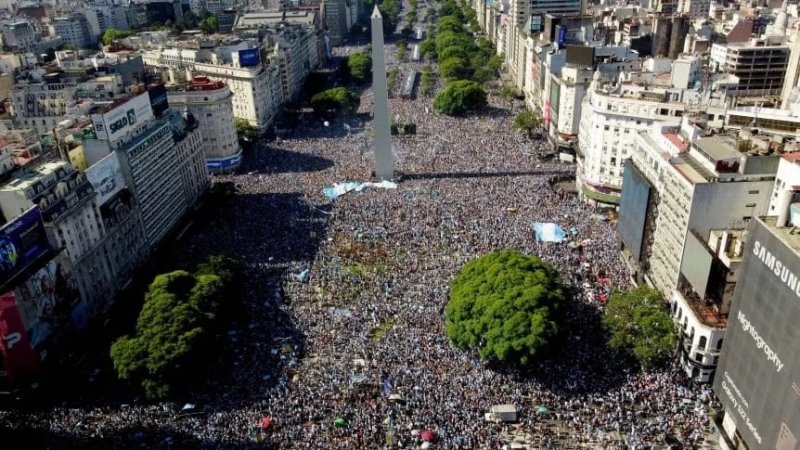 در حضور صدها هزار فوتبالدوست و جشن‌های بی‌پایان / انفجار خیابان‌های آرژانتین بعد از قهرمانی یاران لئو