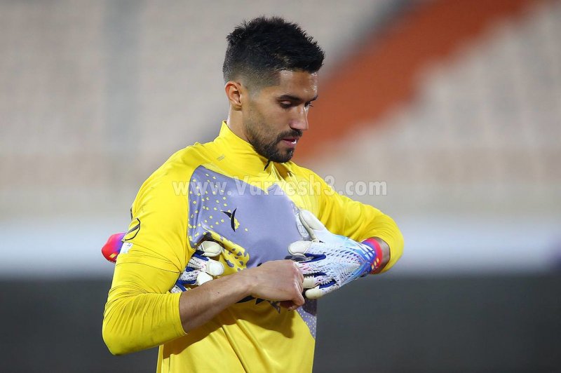 حسینی دوباره دستکشها را دست می‌کند